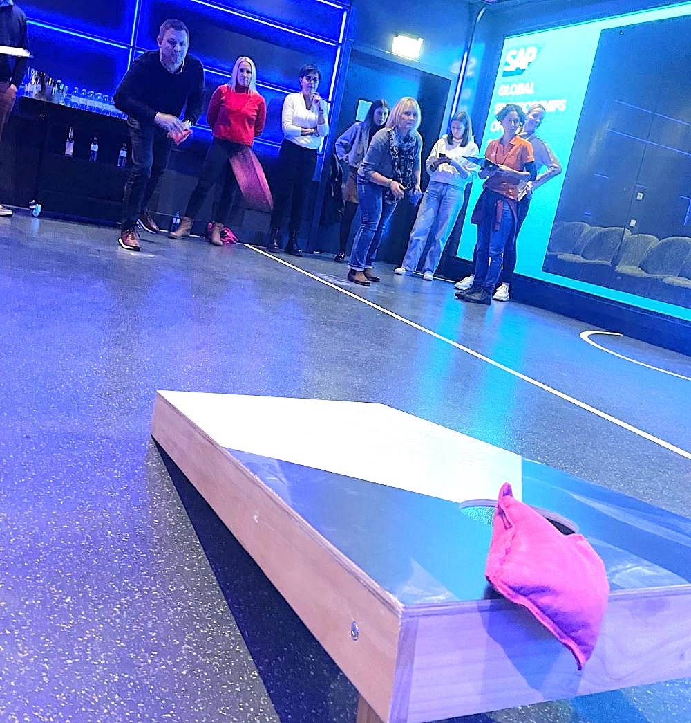 Cornhole bei Office Olympiade indoor