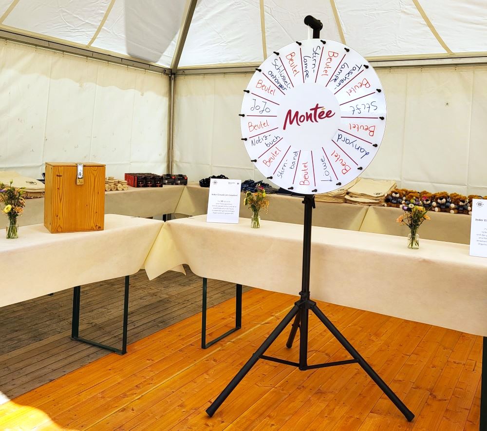 selbstbeschriftetes Glücksrad indoor