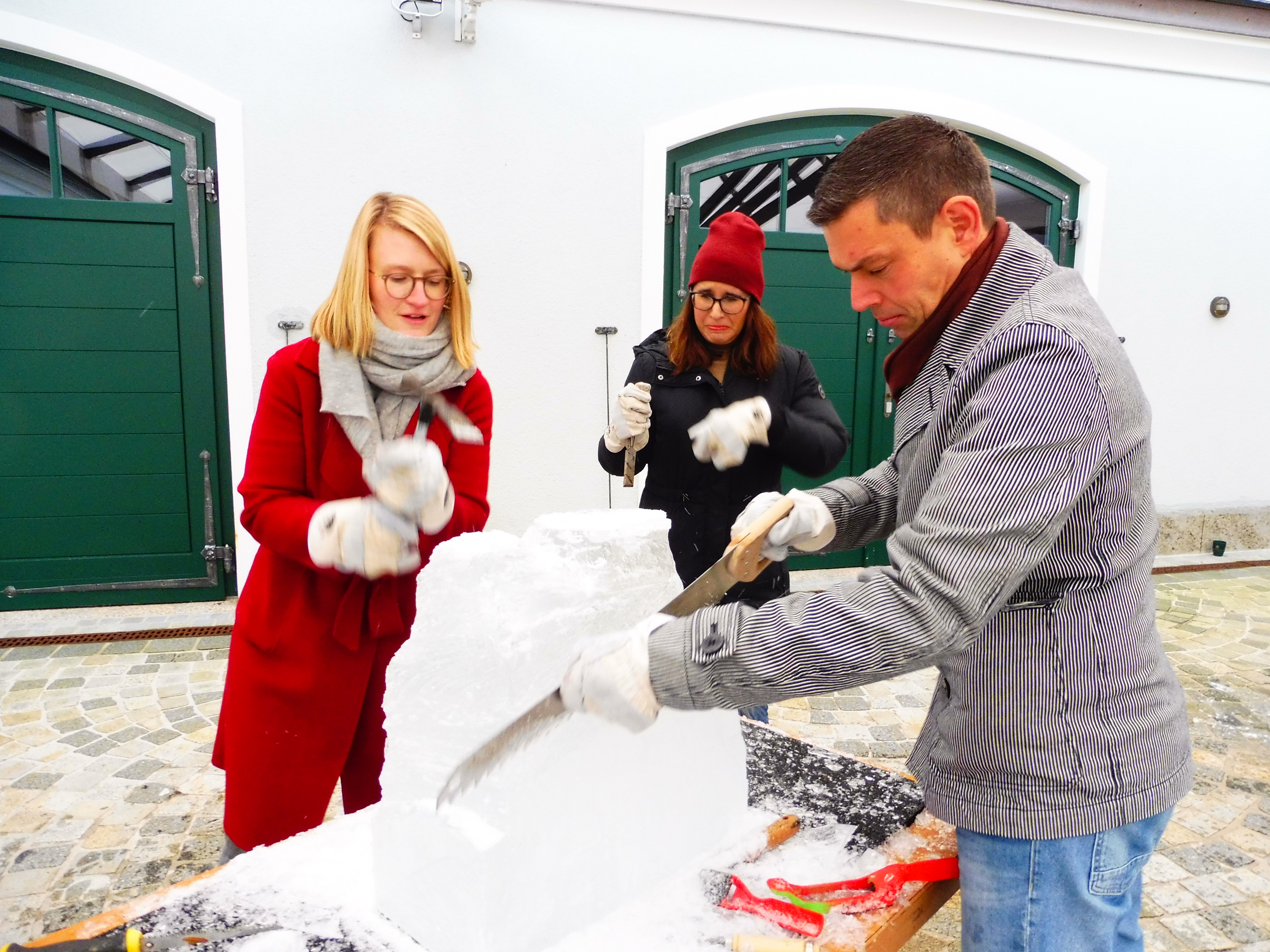 Eisskulpturen schnitzen im Team zur Förderung Ihres Teamgeistes