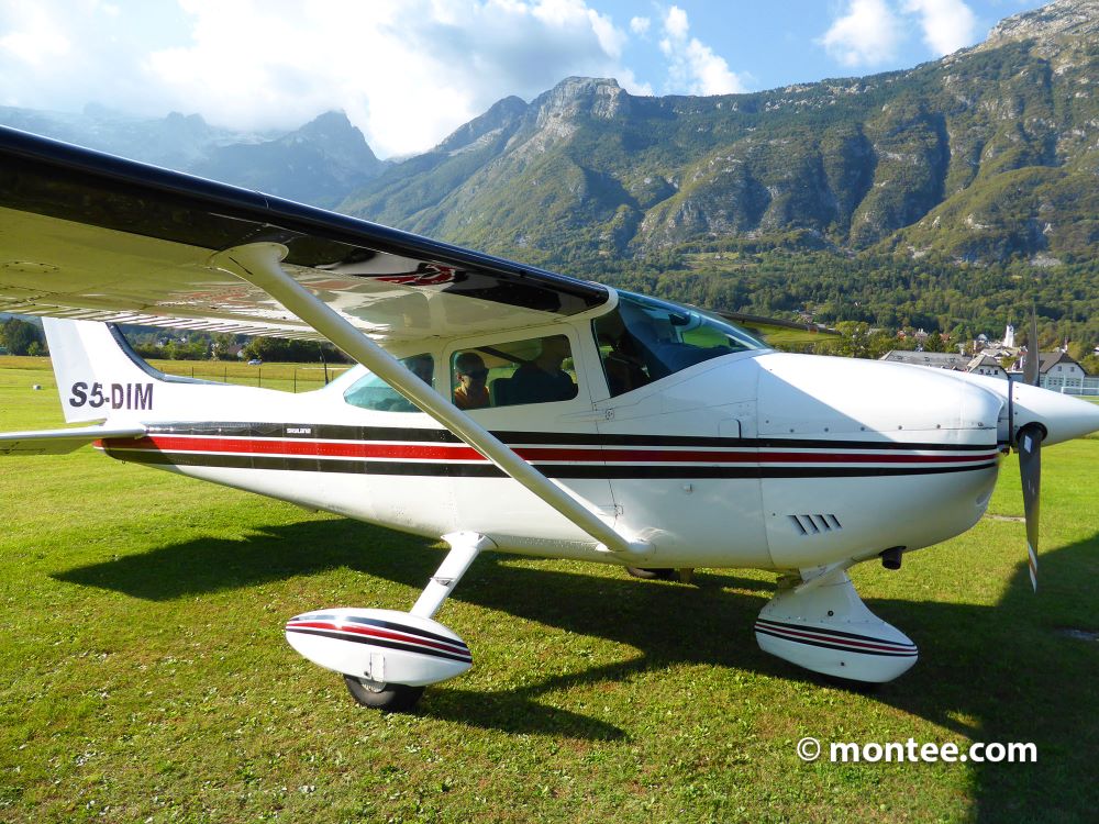 Flugzeug mit Bergen im Hintergrund 