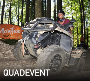 Quad fahren in einem Wald 