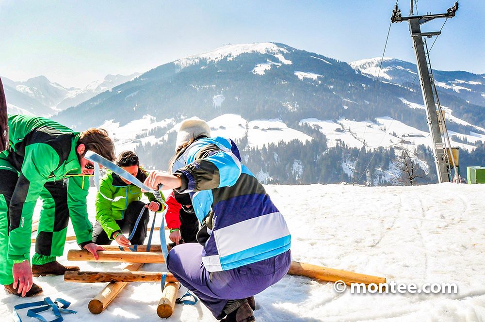 Schlitten Bauen Teambuilding Event Idee Winter Outdoor Österreich Tirol