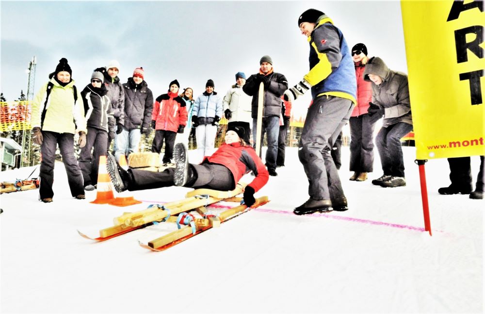 Schlittenbau im Schnee 