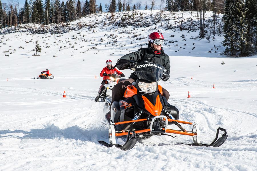 Skidoo fahren Winterlandschaft