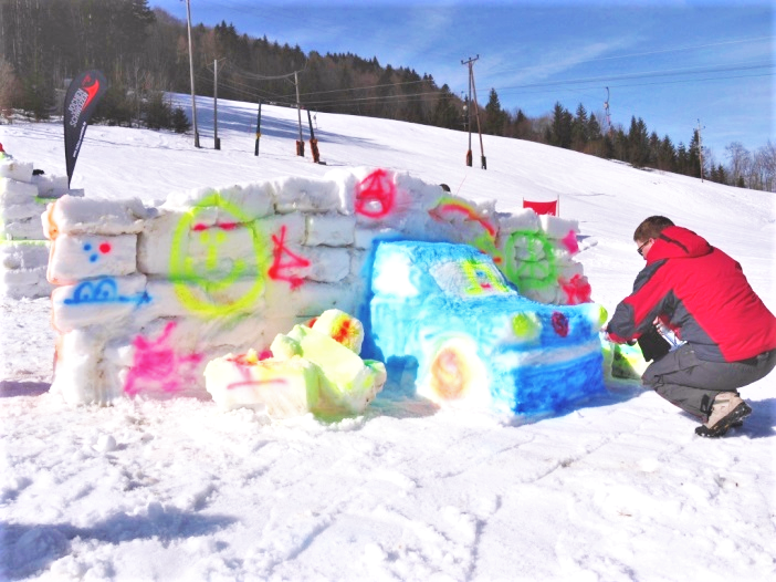 Schneeskulpturen bauen als kreatives Teambuilding Event im Schnee 