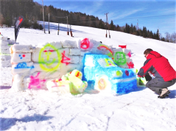 Schneeskulpturenbau im Schnee