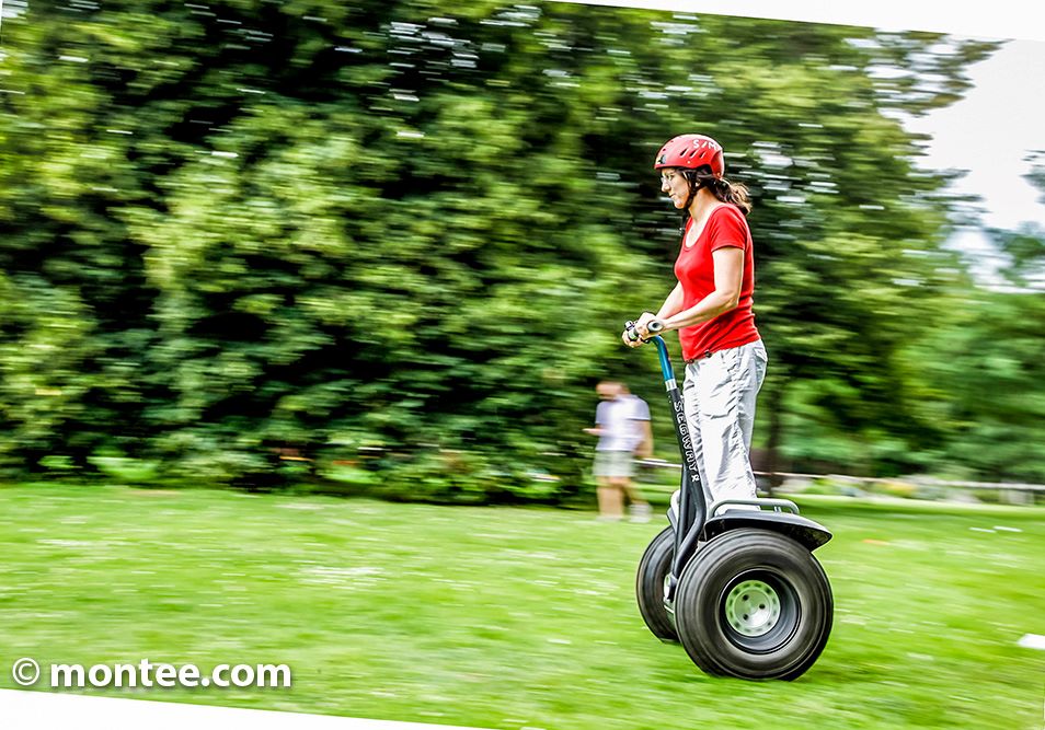 Segway fahrende Frau