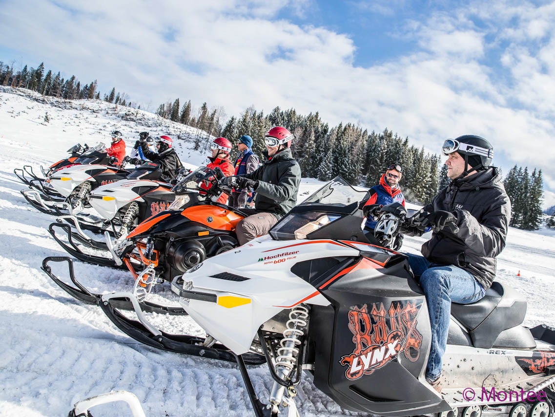 Snowmobil fahren in Schnee - Teamaction im Winter 