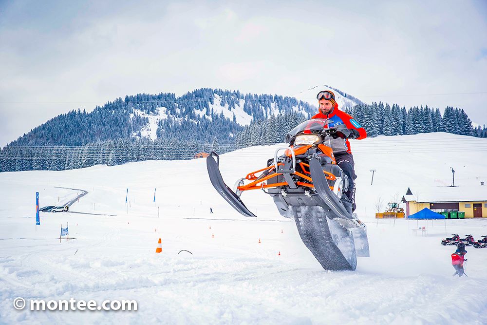 Skidoo fahren Winterlandschaft