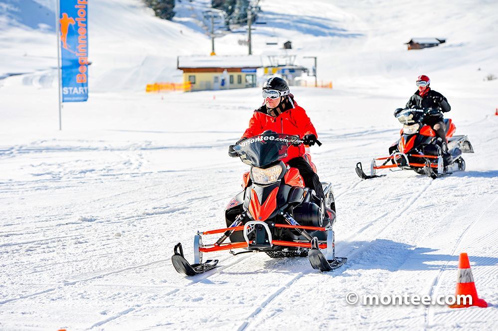 Schneemobil fahren in Winterlandschaft 