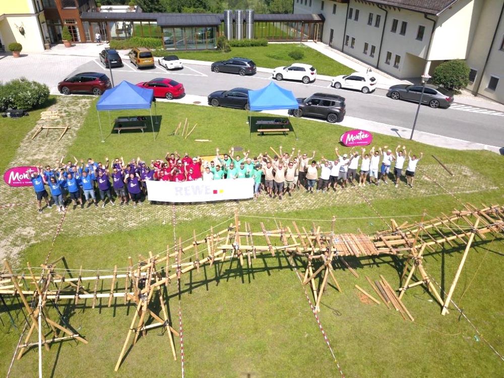 XL Mega Brückenbau auf einer Wiese 