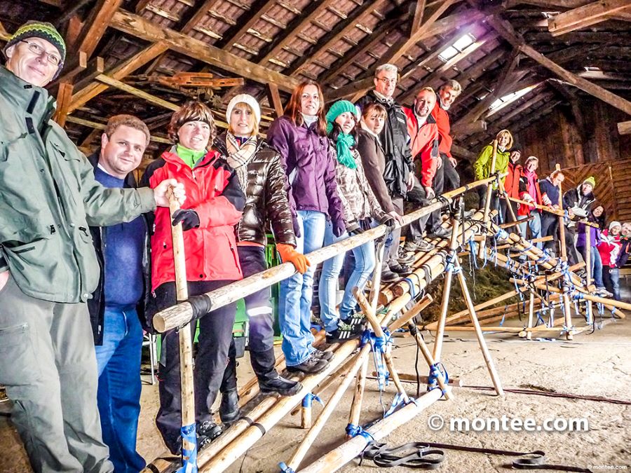 Gruppenbild mit fertig gebauter Holzbrücke 