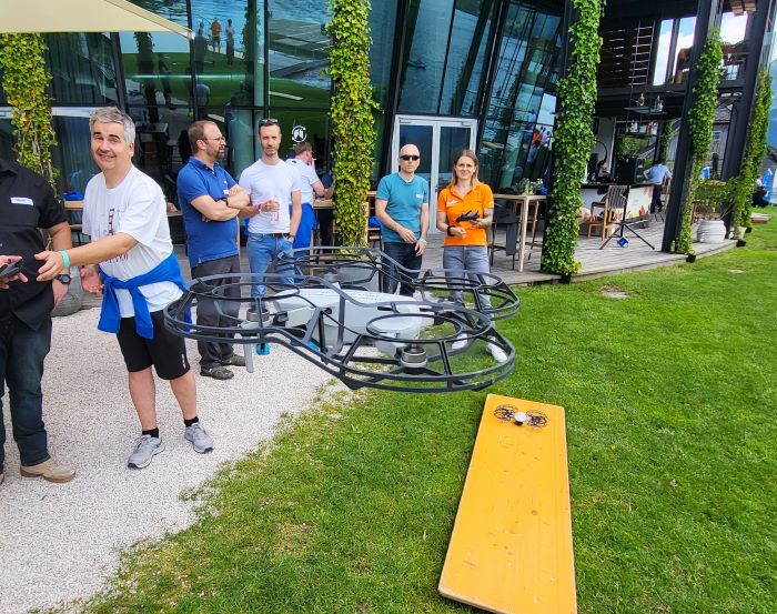 Drohnen fliegen bei Teamevent 