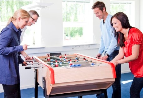 Team spielt Tischfußball indoor 