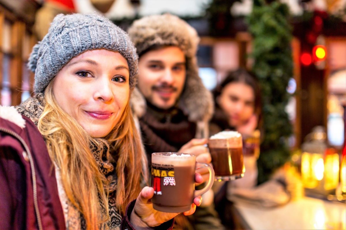 Weihnachtsmarkt Ambiente mit Firmenkollegen