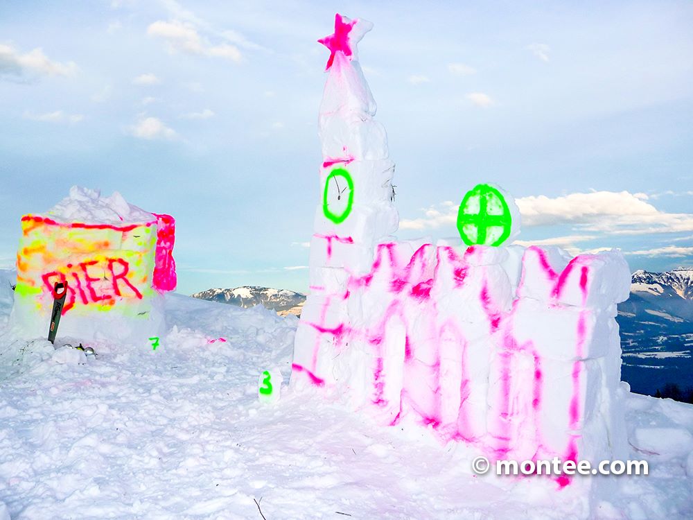Bemalte Kirche als Schneeskulptur