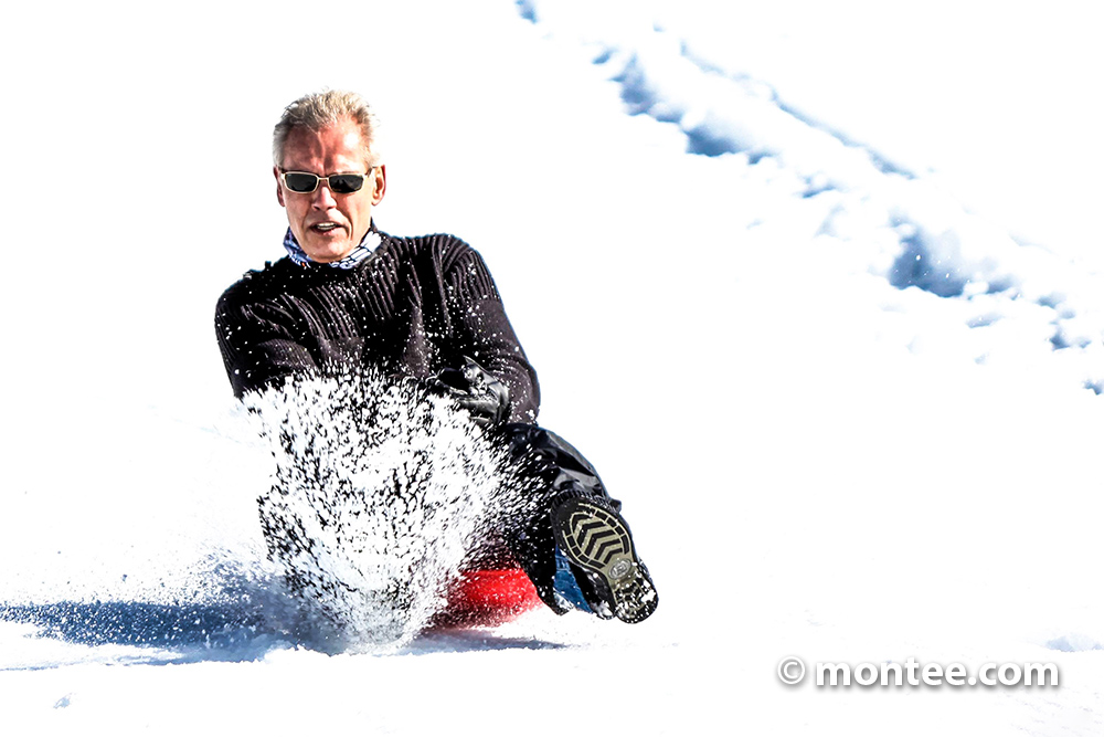 Zipfelbob Geschwindigkeit lustiger Winter Wettkampf Tirol Outdoor Teamevent