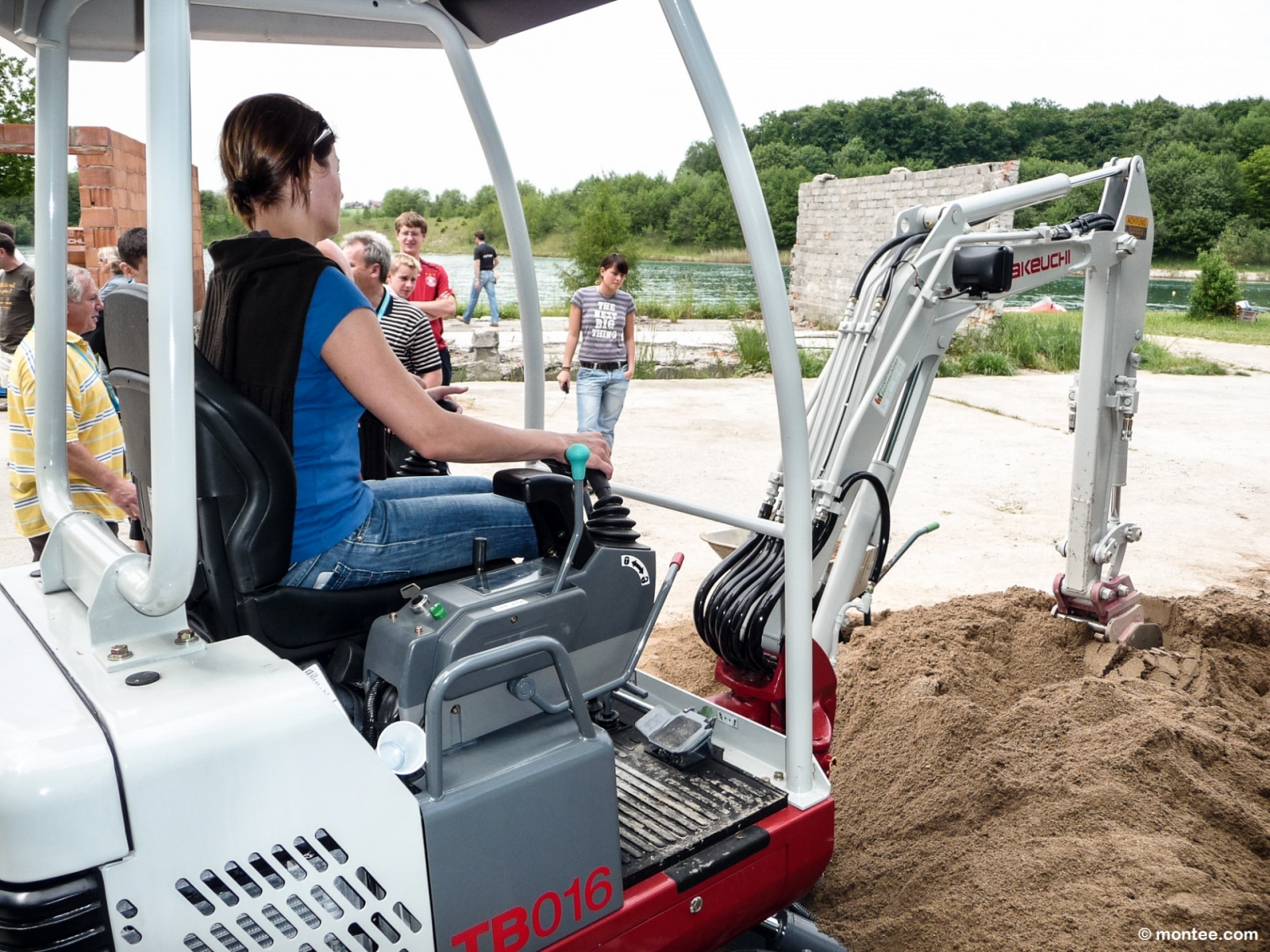 Bagger fahren beim Firmenevent. Ein absolut spannendes Outdoor-Erlebnis 