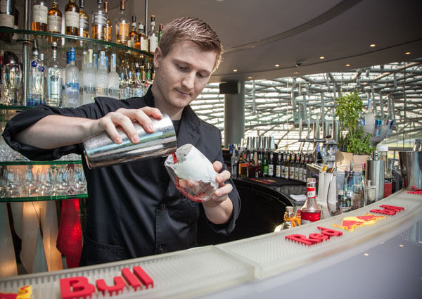 Holen Sie sich den ein oder anderen Tipp vom Profi beim Zubereiten Ihres gewählten Cocktails