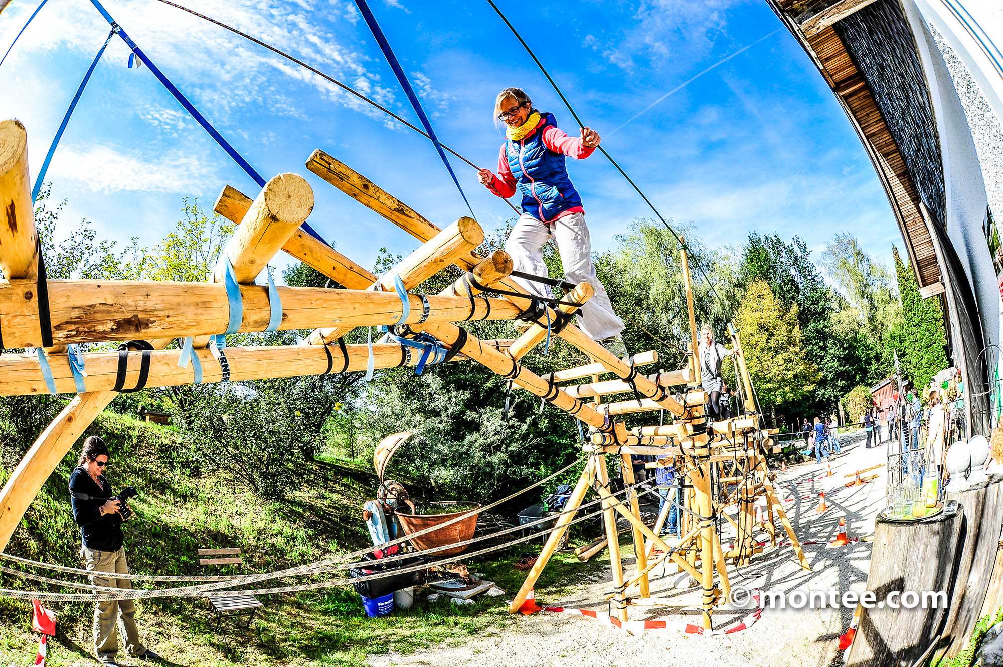Teilnehmer bei einer Outdoor Teambuilding Übung auf Holzkonstruktion