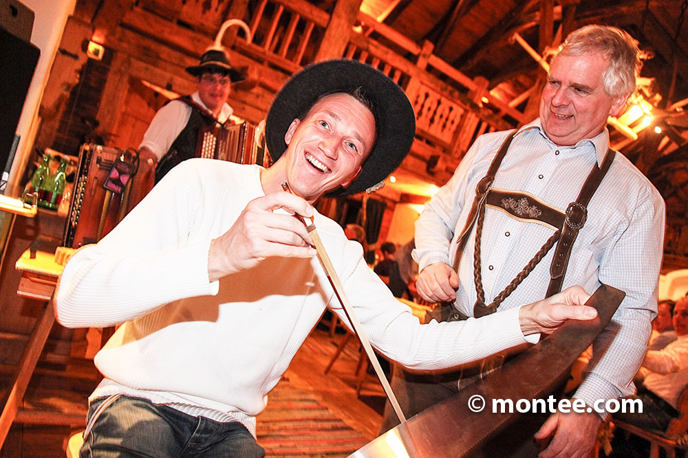 Brauchtumsabend hearty rustic atmosphere