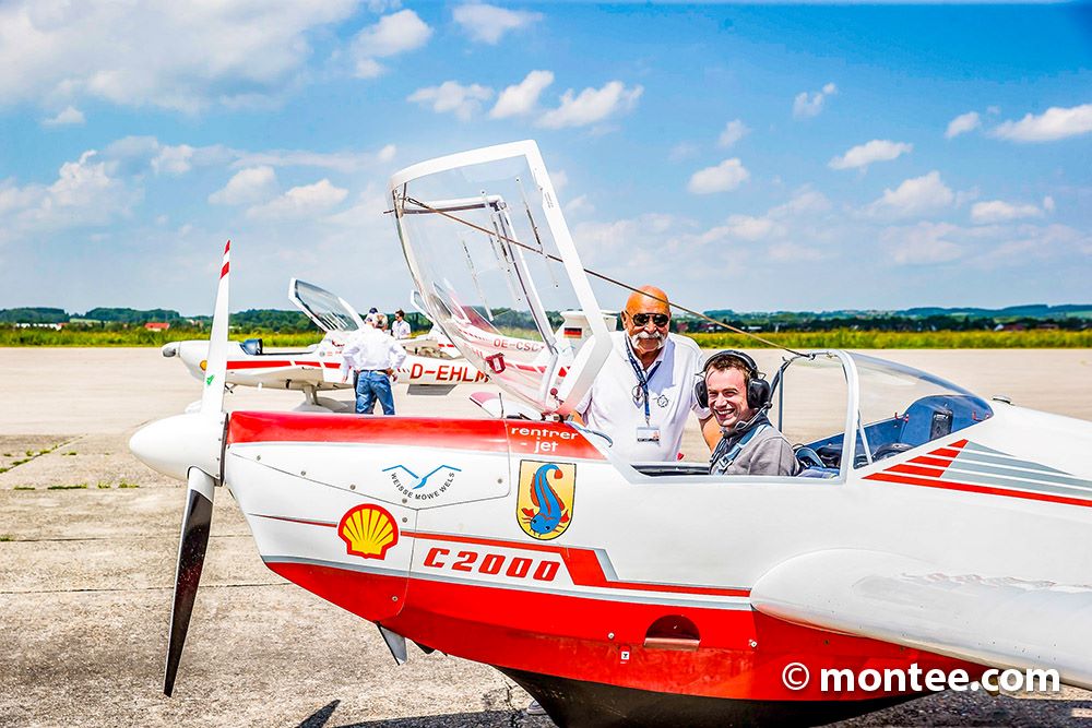 Gruppenbild im Flugzeug 
