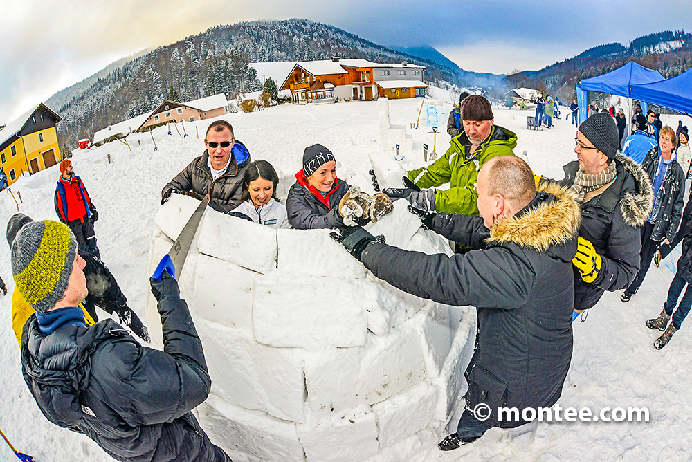 Mit gutem Teamwork ein ein Firmen-Iglu errichten Teamevent Obertauern