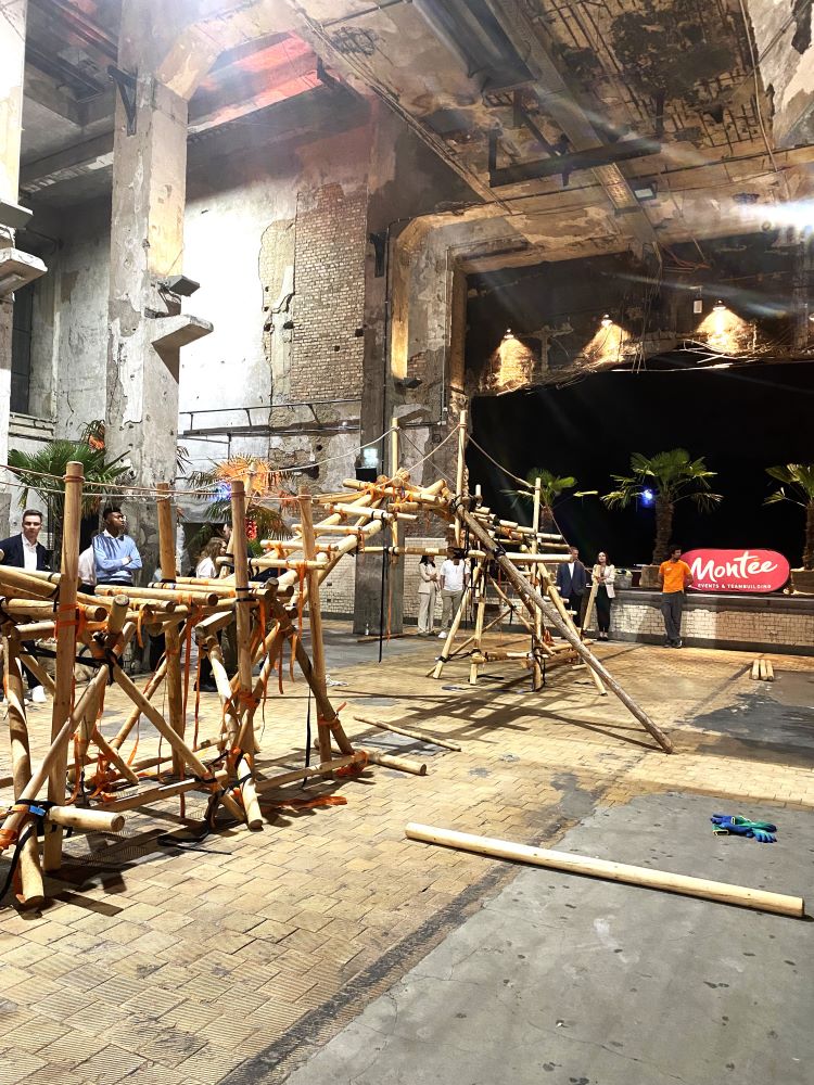 Holzbrückenbau in einer Halle