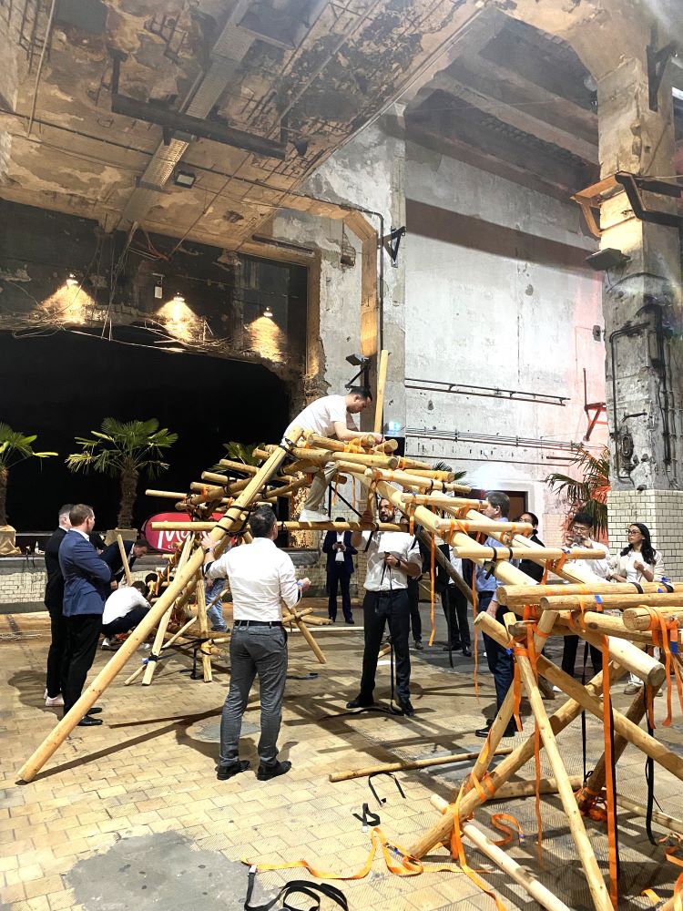 Holzbrückenbau in einer Halle