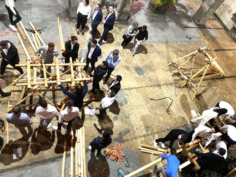 Holzbrückenbau in einer Halle