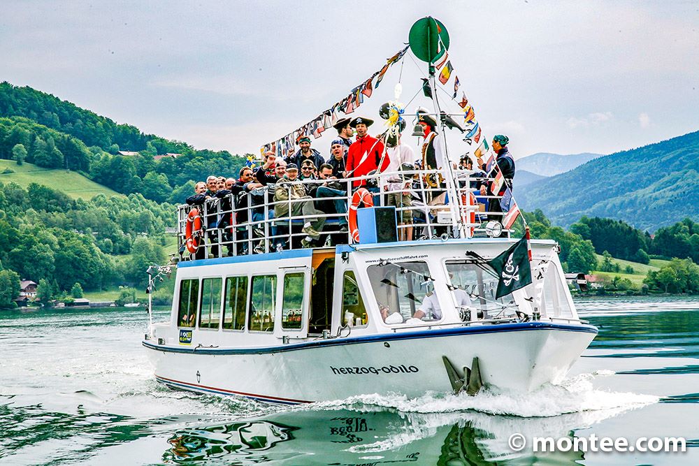 Verkleidete Piraten auf Boot 
