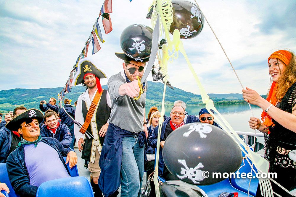 Verkleidete Piraten auf Boot 