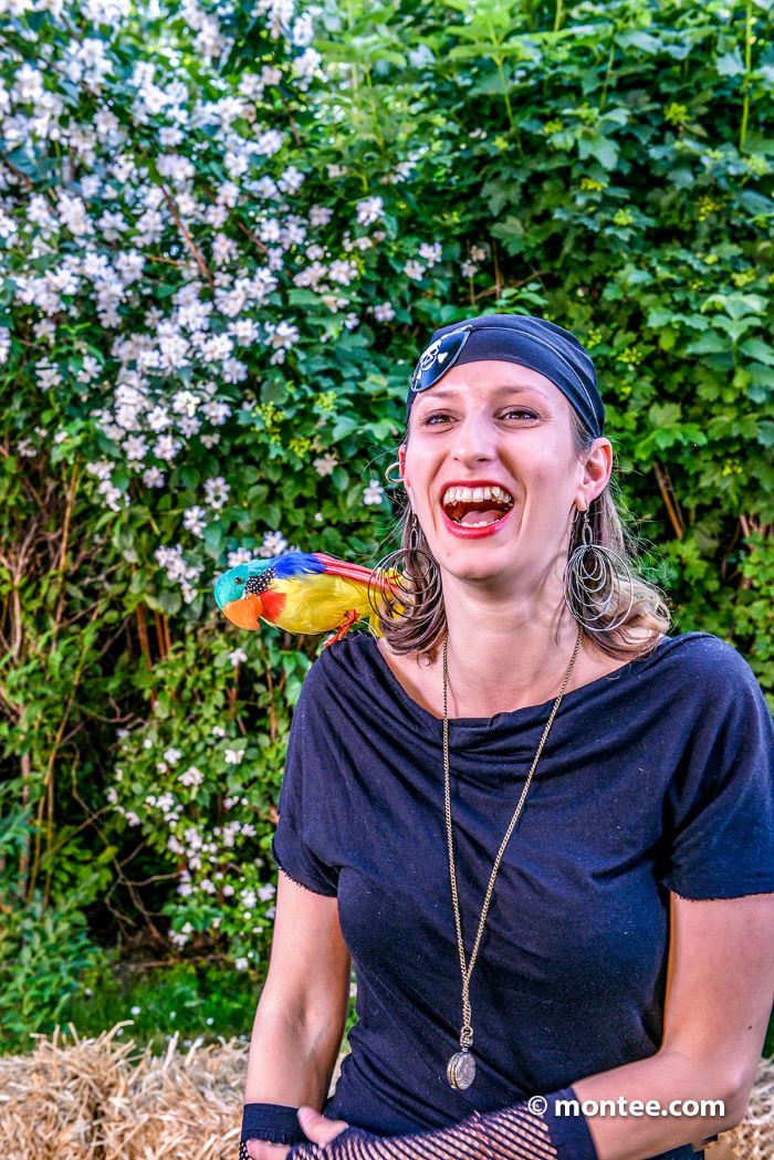 Verkleidete Frau als Pirat mit Papagei 
